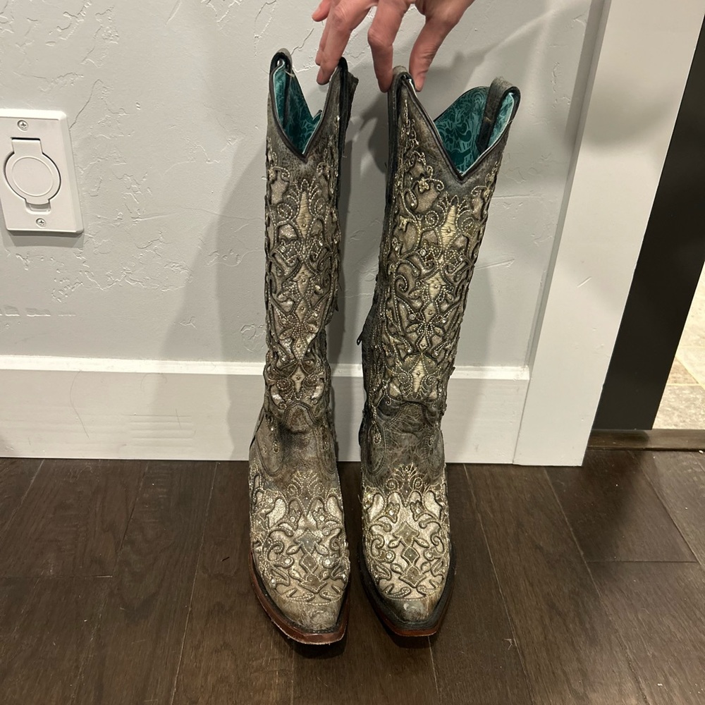 Women’s corral boots size 8.5…worn twice